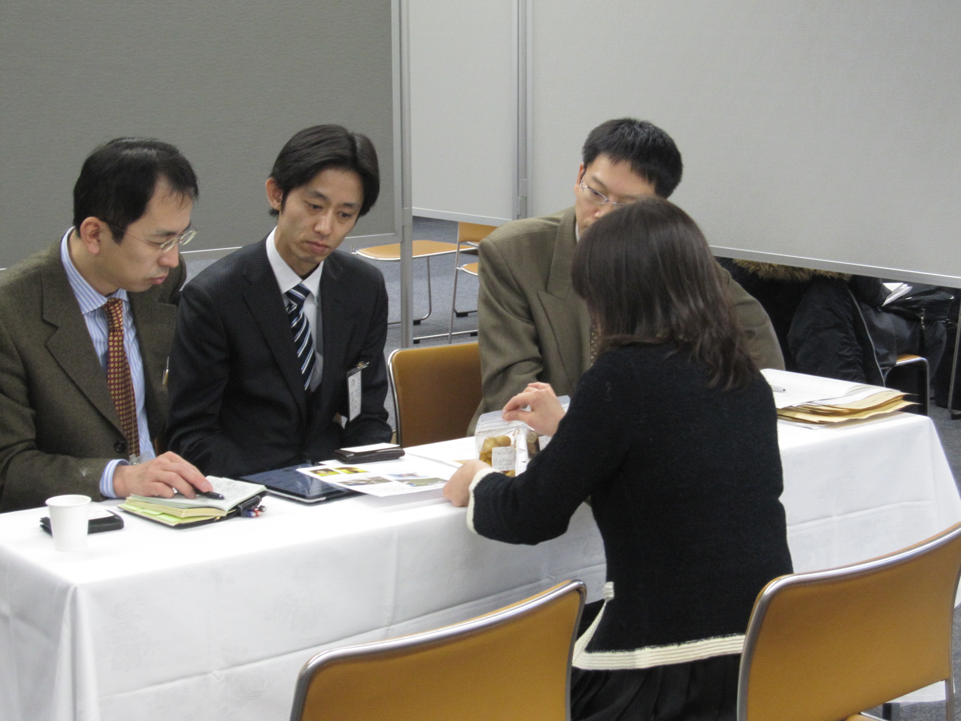 売り込み市 商談の様子