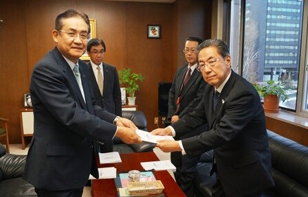 山谷北海道副知事へ手交.jpg